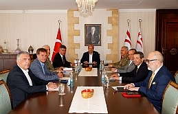 Cumhurbaşkanlığında gerçekleştirilen toplantı sonrasında konuşan Büyükelçi Feyzioğlu “Kıbrıs Türk halkının güvenliği, koşulsuz garantör ülke Türkiye Cumhuriyeti’ne aittir” dedi