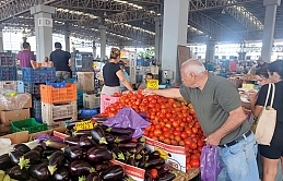 Mağusa’nın Perşembe pazarında birçok ürünün fiyatı düştü, vatandaşın yüzü güldü