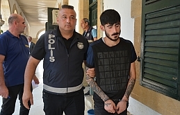 Çiğ köfteciyi öldürmek amacıyla adaya gönderilen 23 yaşındaki tetikçi, Lefkoşa’nın Surlariçi bölgesinde silahıyla birlikte yakalandı