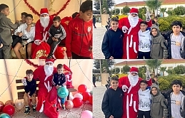 Akçay Muhtarlığı tarafından düzenlenen yılbaşı etkinliğinde çocuklara hediyeler dağıtıldı