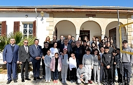 Cumhurbaşkanı Erhürman, Dipkarpaz’daki Rum öğrencilerle bir araya gelerek sohbet etti, sorunları dinledi