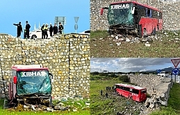 KIBHAS'a ait yolcu otobüsü Haspolat civarında istinat duvarından tarlaya uçtu; şoför ve yolcu yaralandı