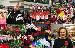 Sevgiliye özel güller ve rengarenk çiçekler alıcı bekliyor