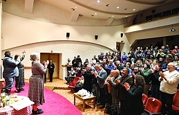 İskele Belediyesi 4’üncü Tiyatro Günleri “Hadi Öldürsene Canikom” adlı komedi oyunuyla başladı