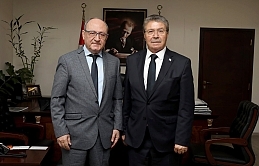 Başbakan Üstel’i ziyaret eden Gazeteciler Cemiyeti Başkanı Akar, medyanın içinde bulunduğu sorunları aktardı