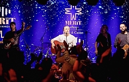 Merit Lefkoşa Otel’de sahne alan Çelik, şarkılarıyla mest etti