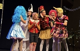 Ünlü yazar Tolstoy'un kitabından uyarlanan ‘Buratino’ adlı oyun, renkli sahne tasarımı ve konusuyla büyük beğeni topladı