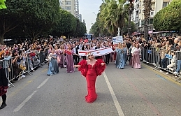Adana’da düzenlenen festivale katılan korolar, Kıbrıs şarkılarını seslendirdi