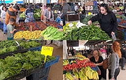 Lefkoşa açık pazarda aylarca 500 liradan satılan çileğin fiyatı 200 liraya kadar düştü