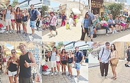 Lokmacı kapısından kuzeye geçen turistler esnafın ilgisinden memnun kalırken, tarihi binaların bakımsızlığından şikayetçi oldu