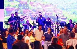 İskele Festivali kapsamında yerli sanatçılar Yakamoz ve Grup Reva sahne aldı