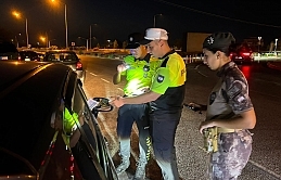 Üç ilçede gerçekleştirilen trafik denetimlerinde 4 bin 265 araç kontrol edildi, 693 sürücüye ceza kesildi