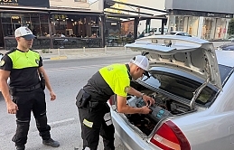Trafik denetimleri sırasında polisi görünce aracını bırakıp kaçan sürücü kısa sürede yakalandı
