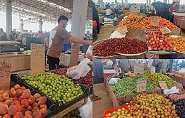 Pazar ve marketlerde uzun süre yüksek fiyattan satılan kirazın kilosu 200 liraya düştü