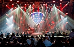 Merit Royal Diamond’da sahne alan Kubat, güçlü yorumu ve sevilen şarkılarıyla kulakların pasını sildi