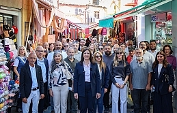 Arasta çarşısını ziyaret eden İncirli, esnafla sohbet edip, sorunları dinledi, moral verdi
