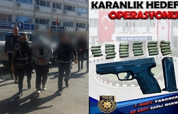 Otların arasına gizledi