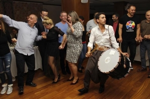 Çiğ köfte yoğruldu halaylar çekildi