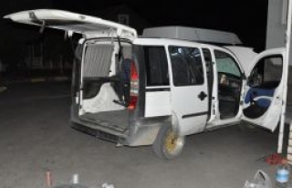 115 kilo esrarı  otomobile saklamışlar 