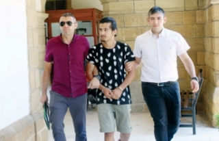 Bileğini kırdı