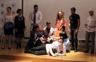 LAÜ’de, sahnelenen tiyatro oyunu öğrencilere...