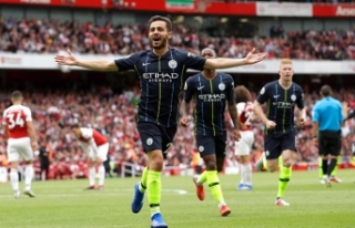 Manchester City  3 puanla başladı