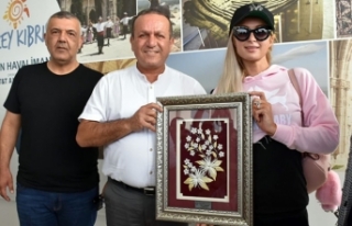 Turizm Bakanı Ataoğlu, Paris Hilton’a ipek kozası...