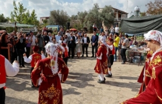 Akıncı’ya ‘Palüze’ ikram eden köylüler,...