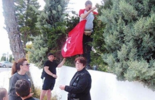 Binaya Türk bayrağı astılar