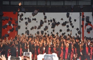 YDÜ Sağlık Bilimleri Fakültesi mezunları diplomalarını...