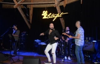 Ahmet Evan, sevenlerine dans ve müzik dolu bir gece...