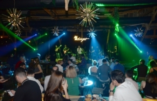 Ahmet Evan, Merit Park Letafet Lounge Bar’da sevenlerinden...