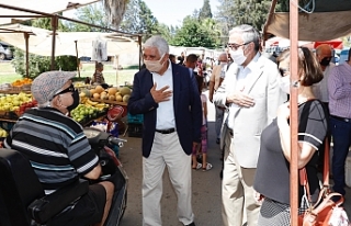 Akıncı, sosyal mesafeyi koruyarak esnaf ve yurttaşlarla...