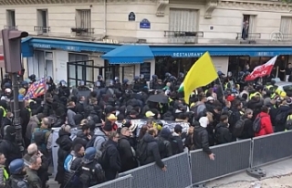 Paris’te gösteri düzenlendi