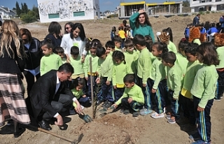 Öğrenciler fidan dikti