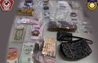 Polis bir araçta yaptığı aramada uyuşturucu ve...