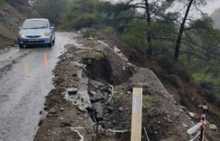 KARŞIYAKA - KOZAN YOLUNDA YOL KAYMASI