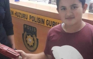 Küçük Berat içi para dolu cüzdanı bulup Polisin...