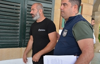 Cep telefonu incelemede