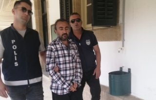 Koltuk altına sapladı