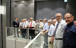 Yeni binayı gezdirdi