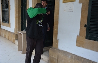 Polise de saldırdı