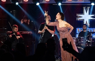 Sevilen şarkıları söyledi