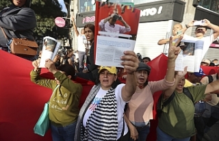 Venezuela'da binlerce kişi  Maduro'ya...