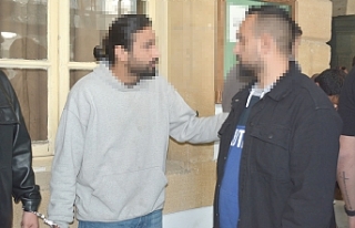 İki telefonu incelemede