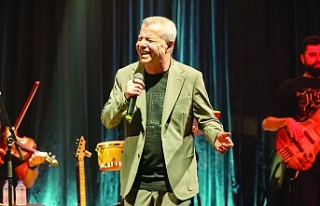 Dinleyiciler eşlik etti