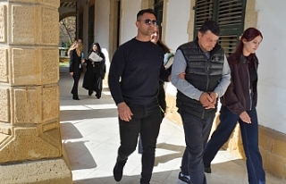 Yüzünü gözünü dağıttı