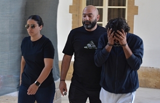 Kendi başını da yaktı