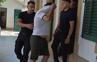 Göğsüne sapladı