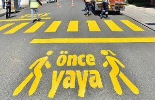 Yüzüne tokat attı